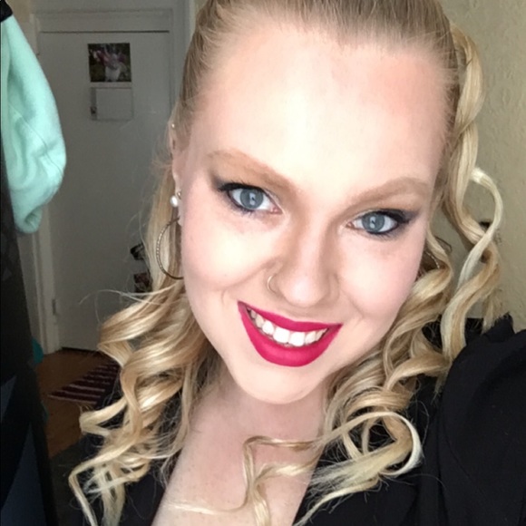 Meet your Posher, Michaela - Picture 2 of 3